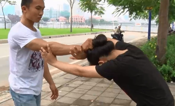 Vị trí 2 tay khi bị nắm đầu